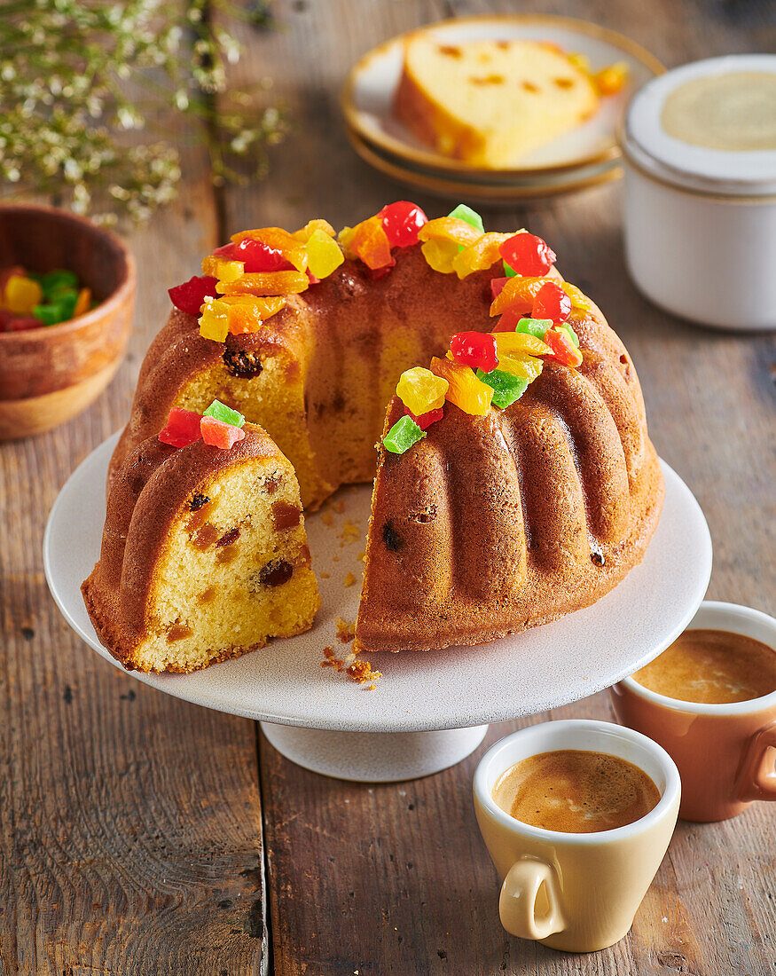 Gugelhupf mit Rum, Mandeln und kandierten Früchten