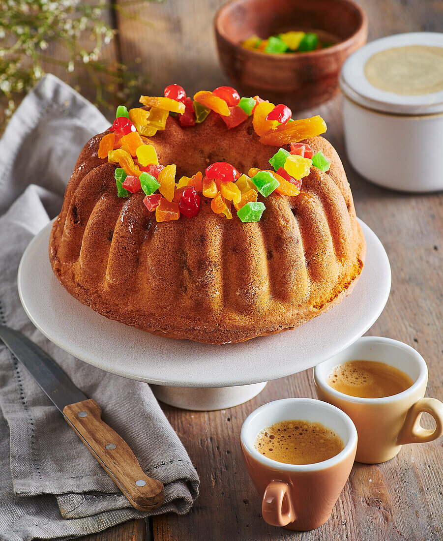 Gugelhupf mit Rum, Mandeln und kandierten Früchten