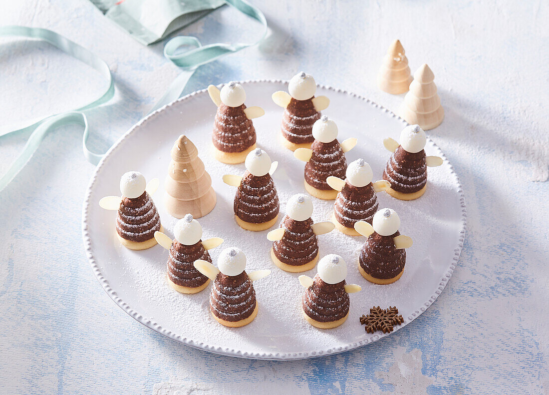 Weihnachtliche Bienenkorb-Petit-Fours mit Nüssen und Likör-Sahne