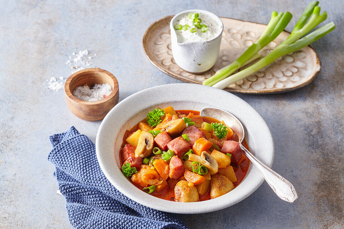 Kartoffel-Pilz-Gulasch mit Karotten und geräuchertem Fleisch