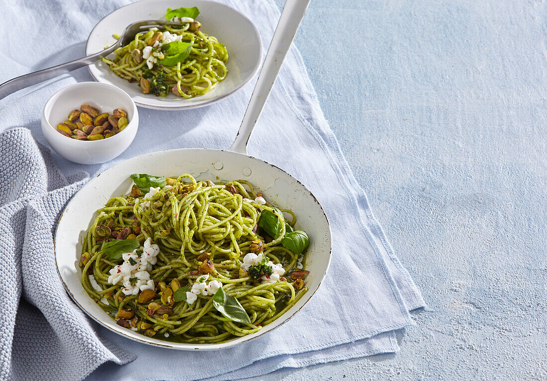 Spaghetti mit Basilikum-Pesto, Pistazien und körnigem Frischkäse