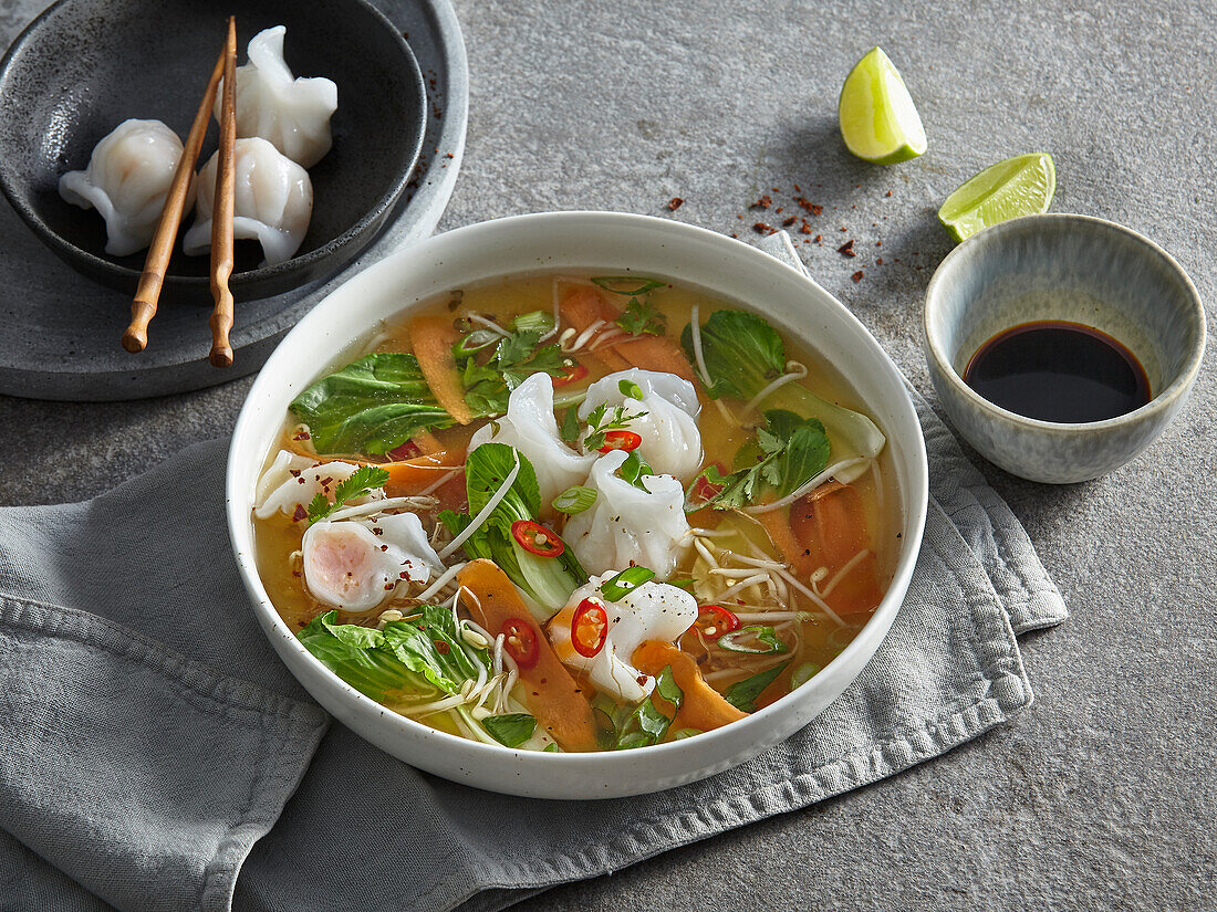 Asiatische Suppe mit Garnelen-Teigtäschchen und Pak Choi