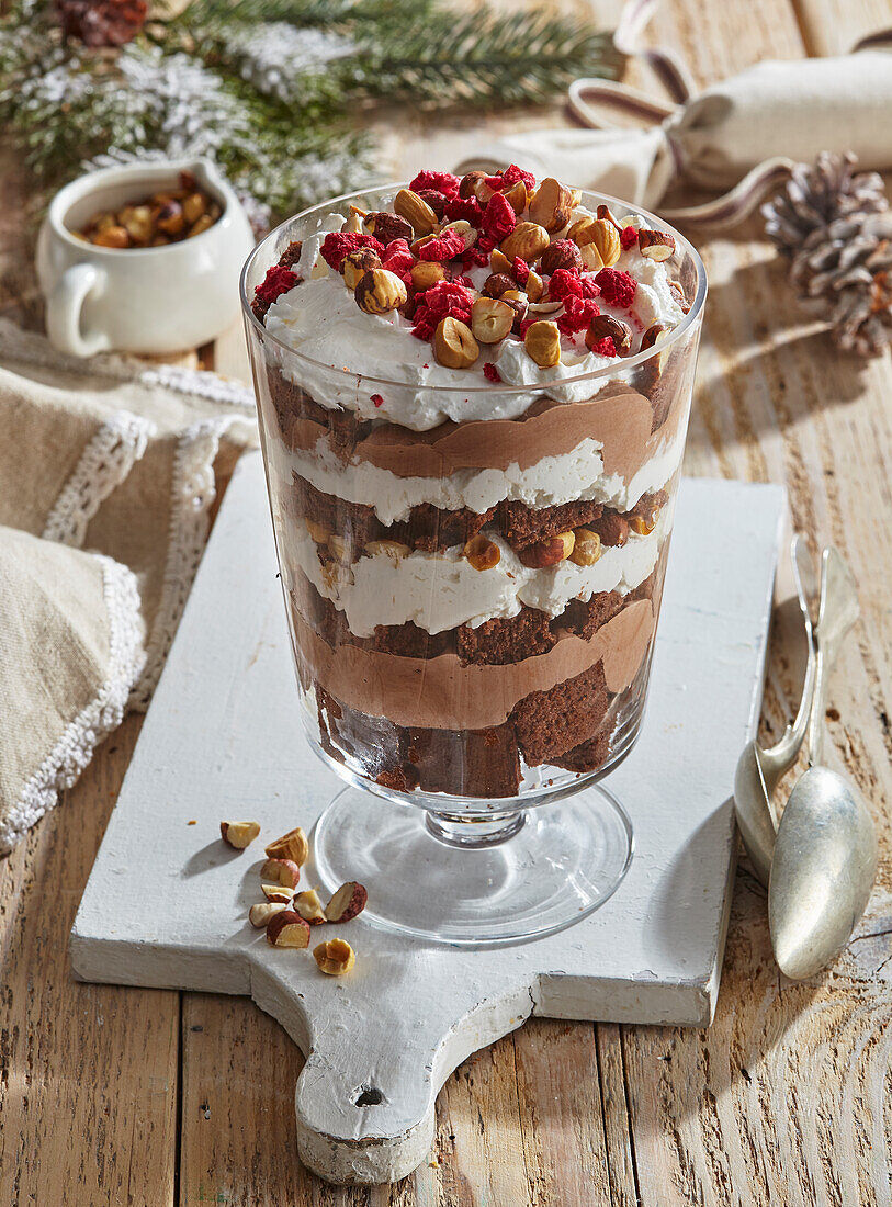 Schichtdessert mit Schokolade, Nüssen und Himbeeren zu Weihnachten