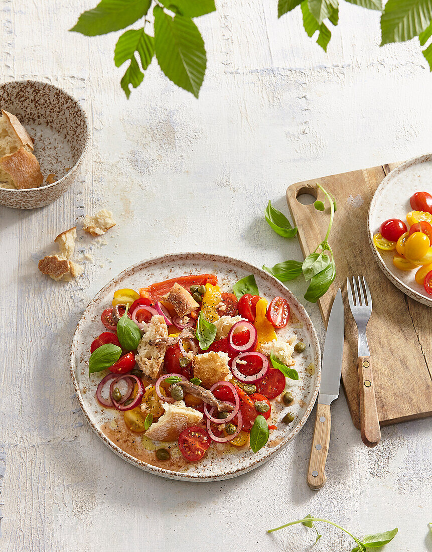 Panzanella-Salat mit gegrillten Paprika und Anchovis