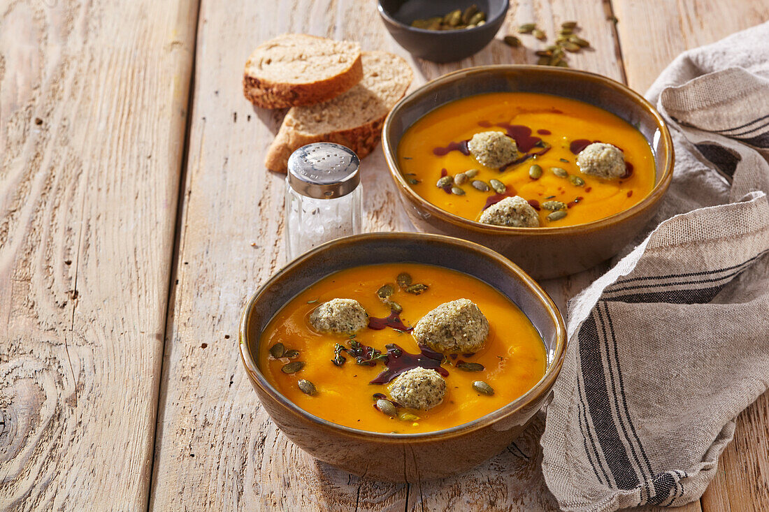 Kürbissuppe mit Klößchen und Kürbiskernen