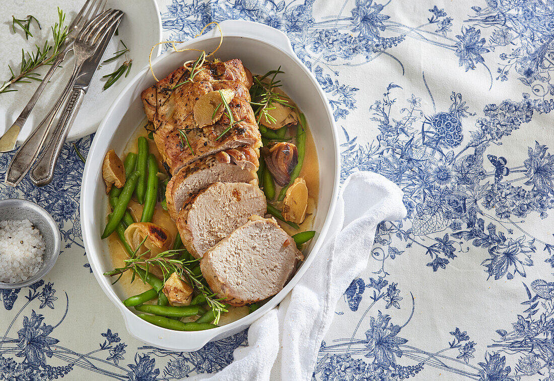 Beer-braised roast pork with ginger and green beans