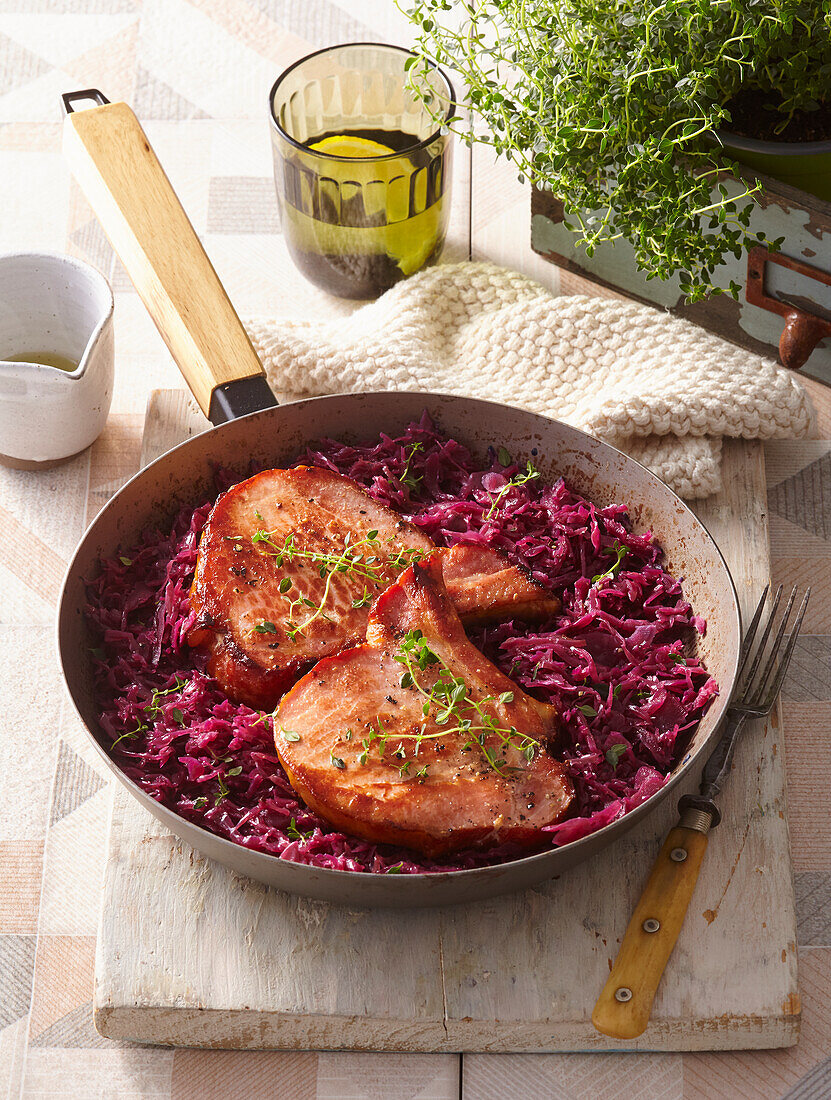 Gebratene Schweinekoteletts mit Biersauce und Rotkohl