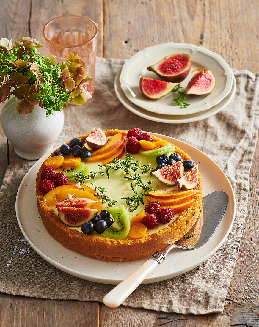 No-bake cheesecake with fresh fruit and biscuit base