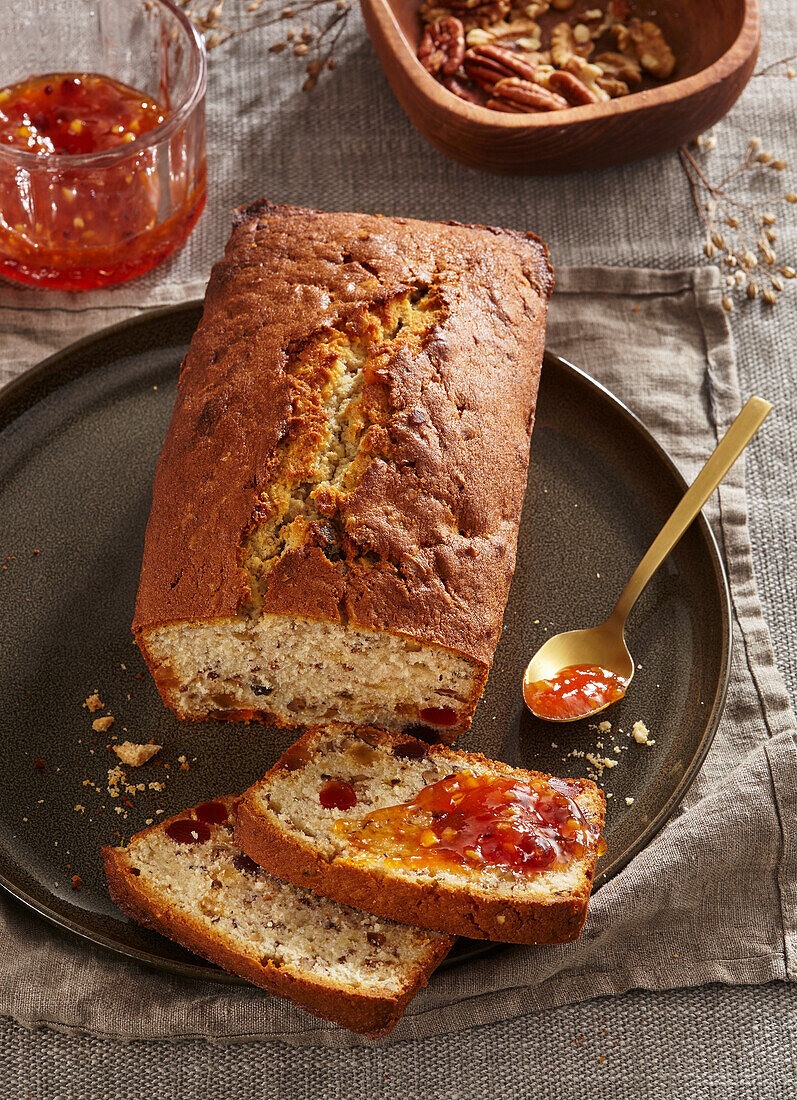 Nusskuchen mit Marmelade