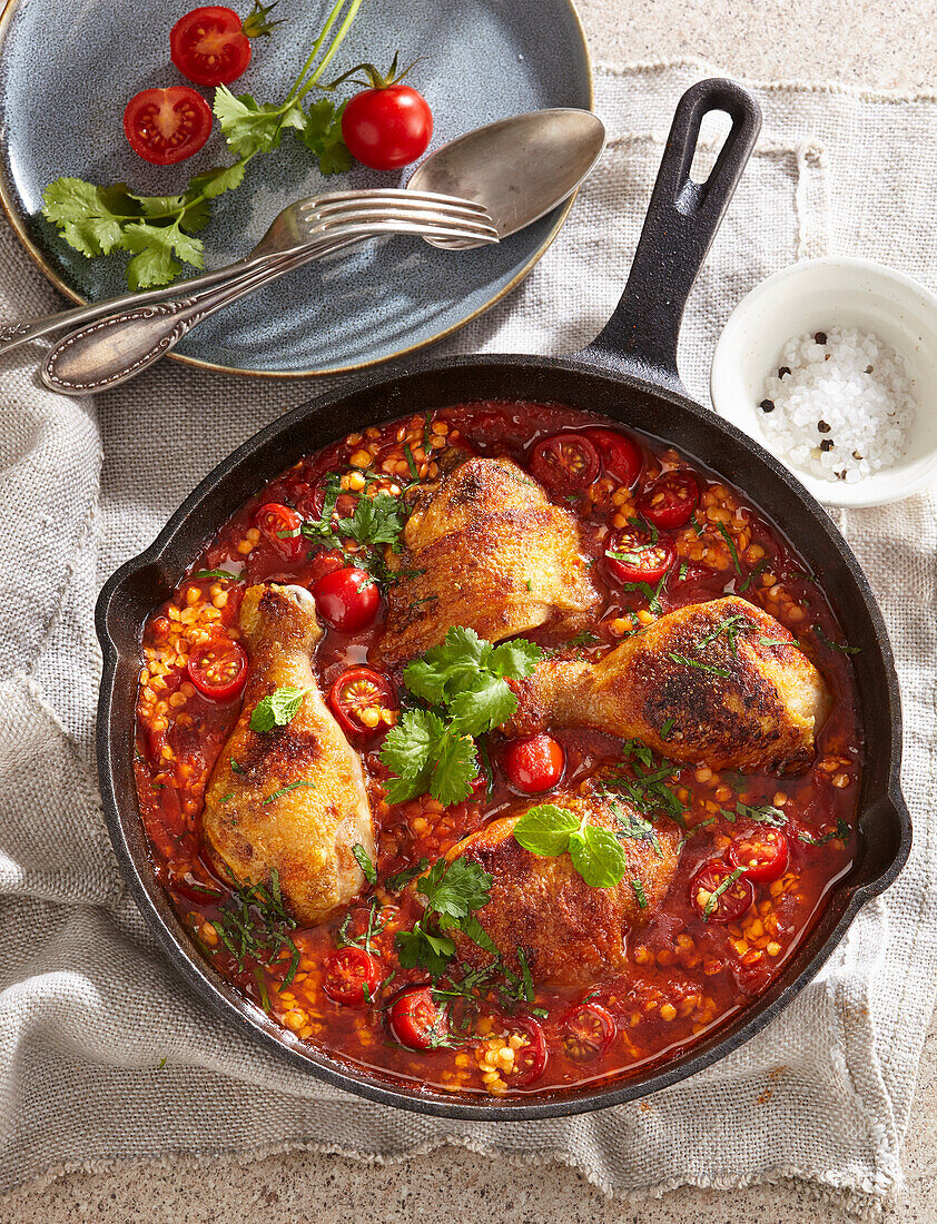 Hähnchenschenkel in Linsen-Tomatensauce mit Kräutern