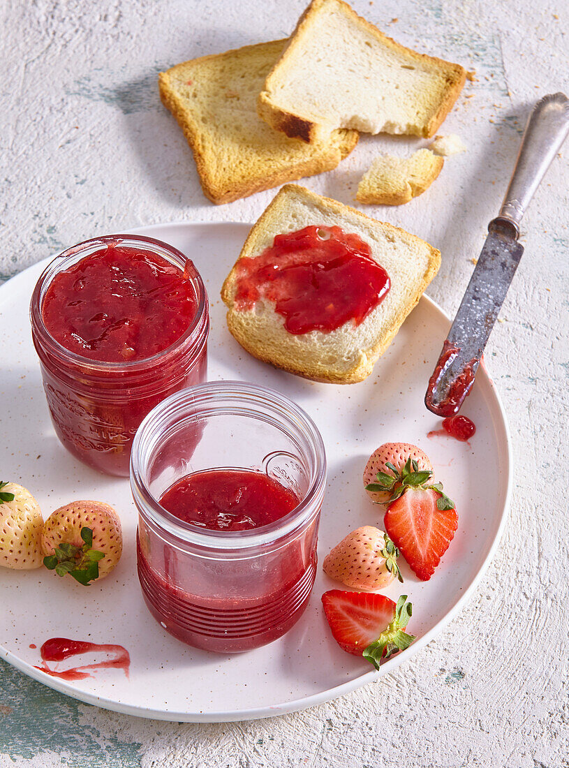 Strawberry jam with vanilla and lemon juice, served with toast