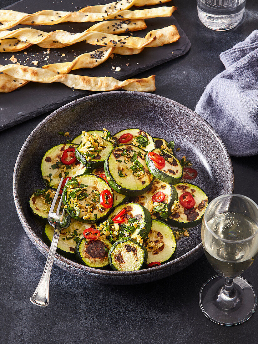 Gebratene Zucchinischeiben mit Knoblauch, Chili und Kräutern