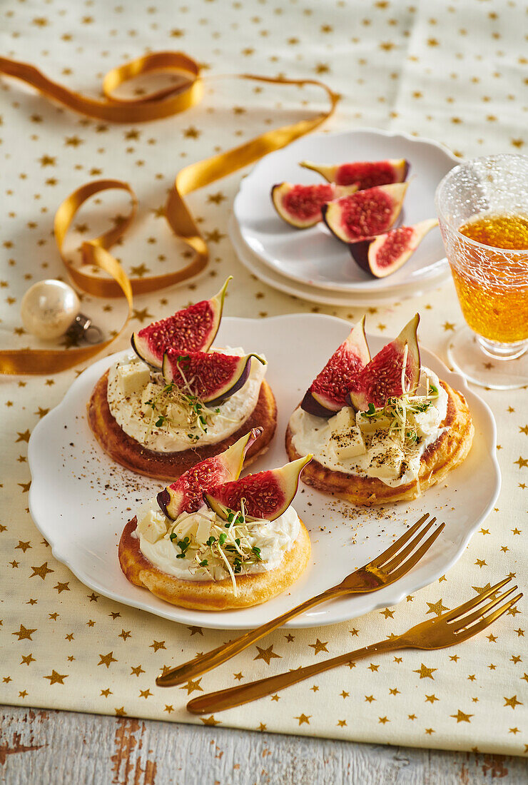Blinis with cream cheese, figs and cress