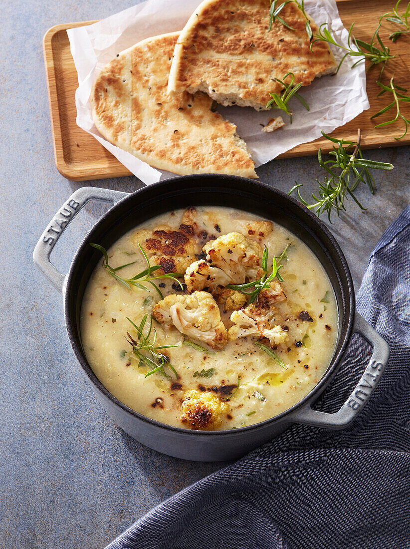 Blumenkohlsuppe mit geröstetem Knoblauch und Rosmarin