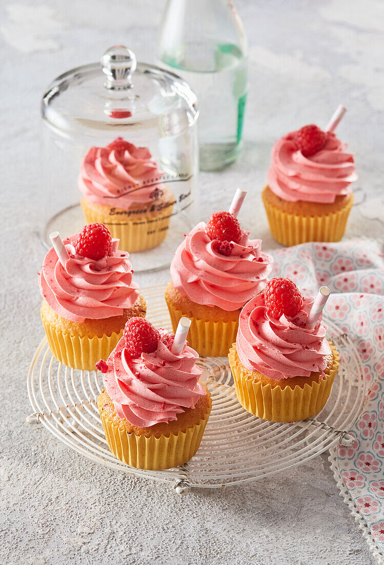 Cupcakes with raspberry mascarpone cream