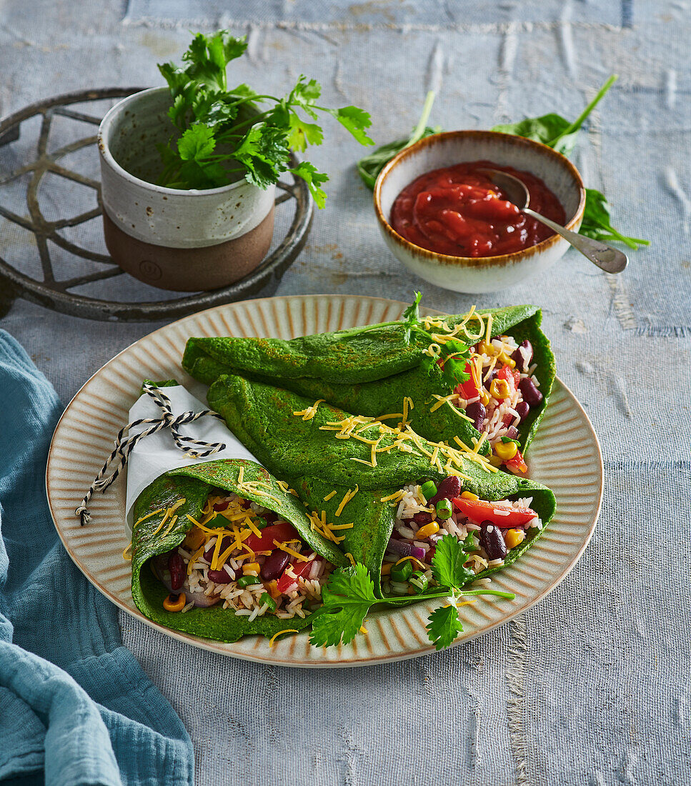 Spinat-Wraps mit Reis, Tomaten, Mais und Cheddar-Käse