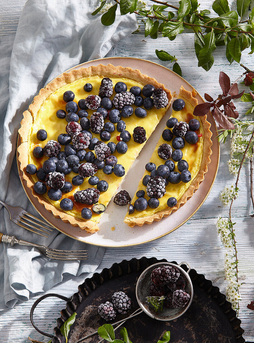 Pudding tart with blueberries and blackberries