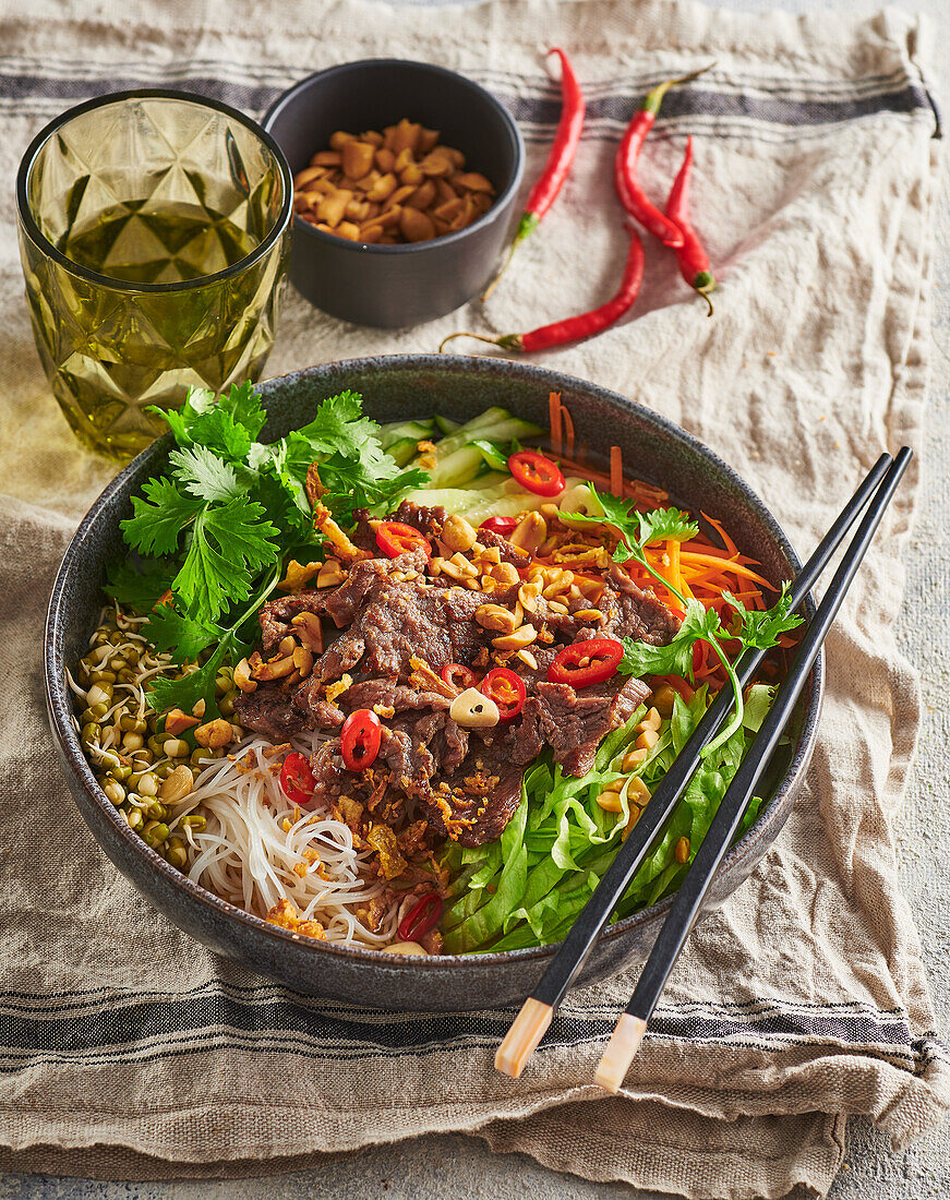 Vietnamesischer Bun Bo Nam Bo mit Rindfleisch und Reisnudeln