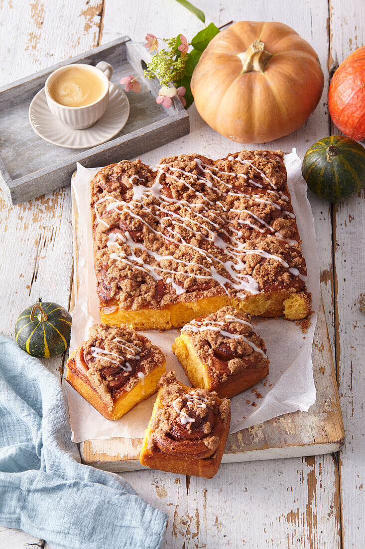 Kürbis-Hefeschnecken mit Zimtstreuseln