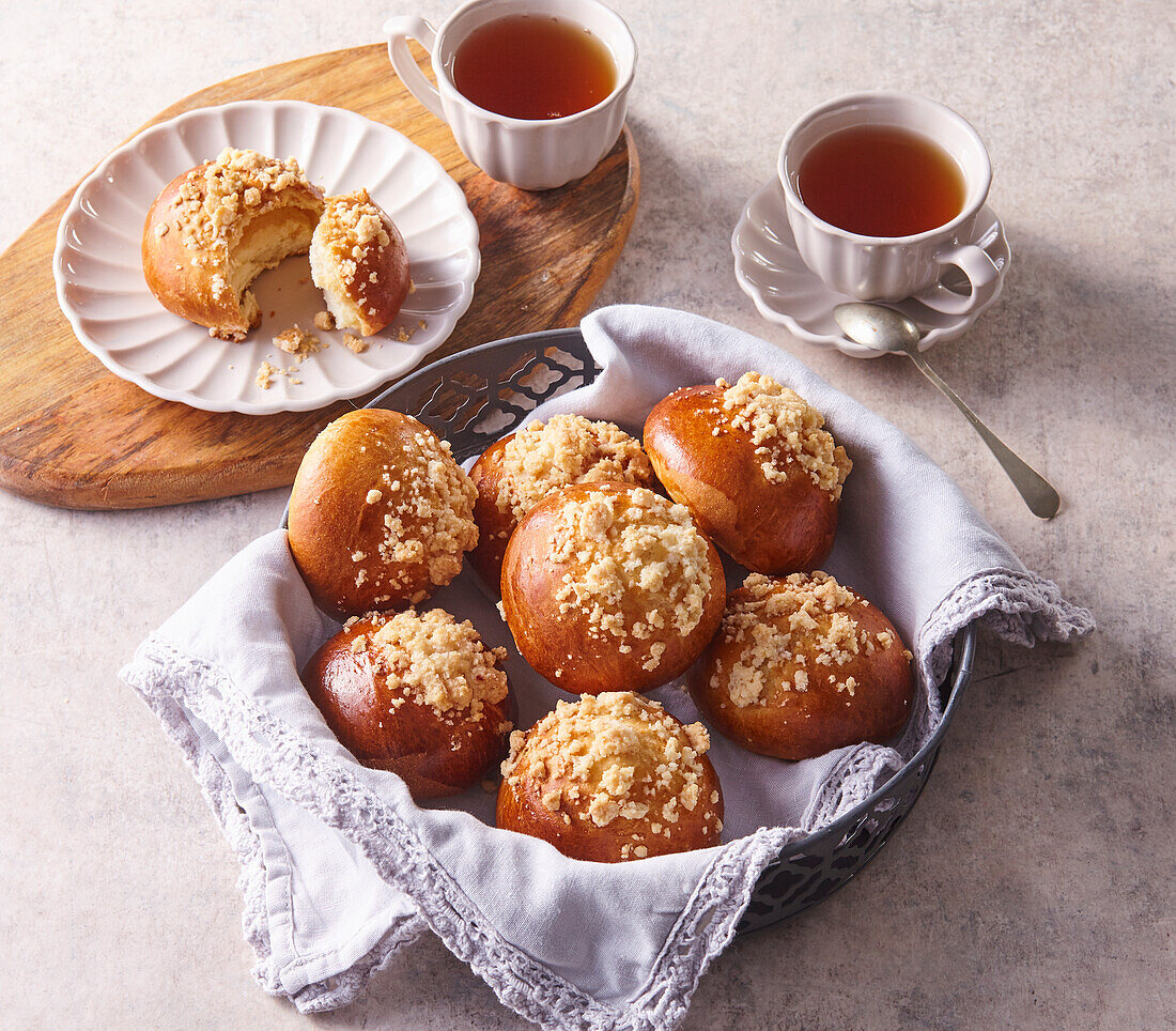 Yeast rolls with quark filling and crumble