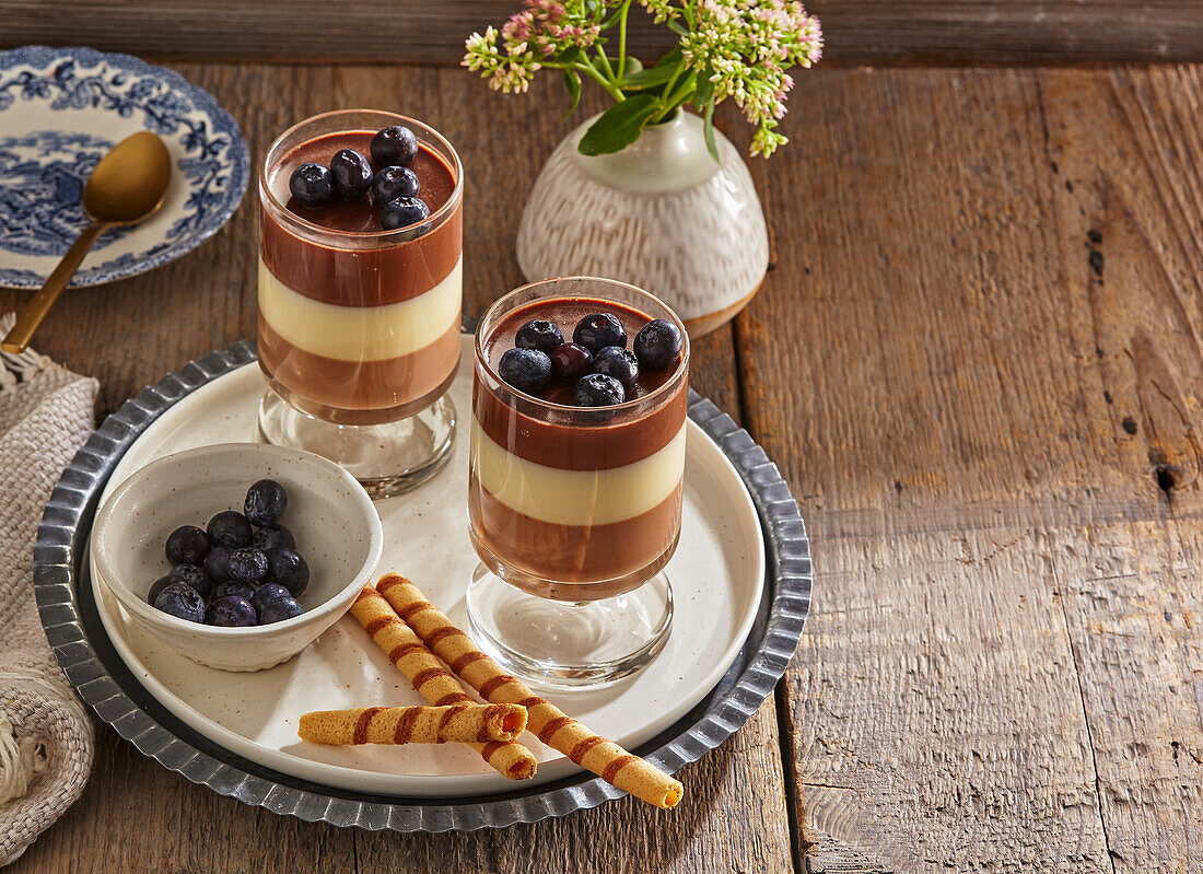 Dreischichtige Panna Cotta mit Blaubeeren