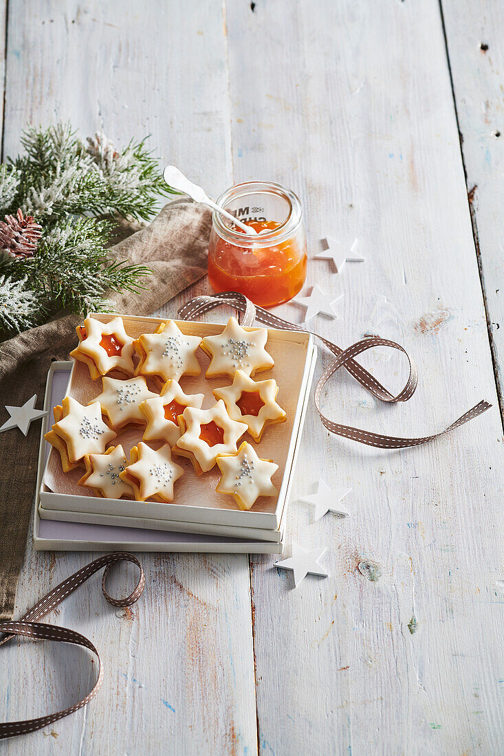 Sternförmige Plätzchen mit Marmeladenfüllung und Joghurtglasur