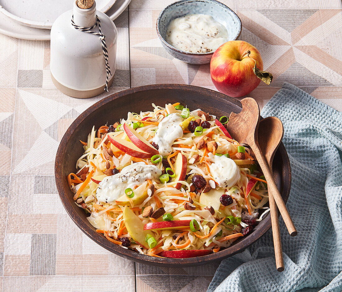 Wintersalat mit Weißkohl, Äpfeln, Karotten und Cranberries