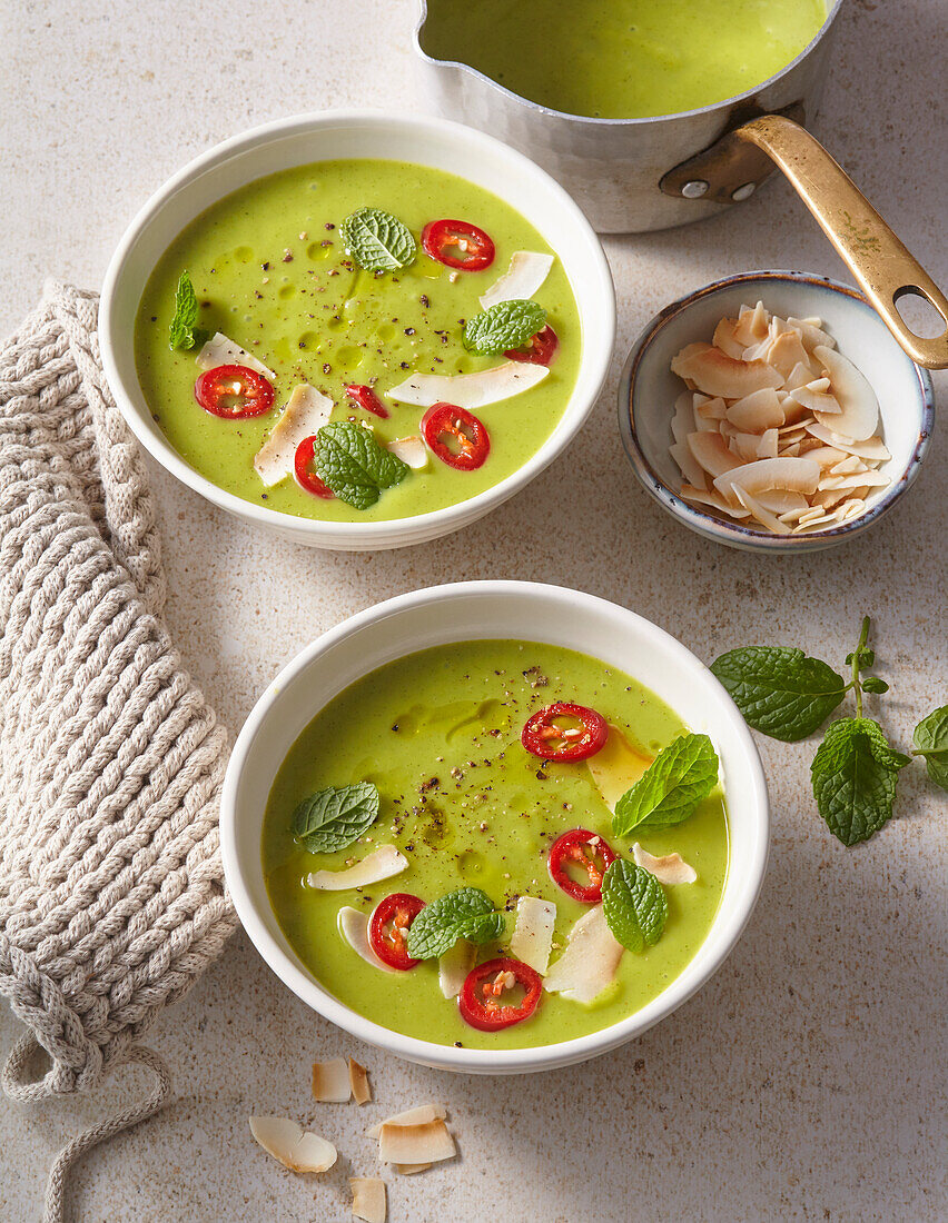 Erbsensuppe mit Minze, Chili und Kokosmilch