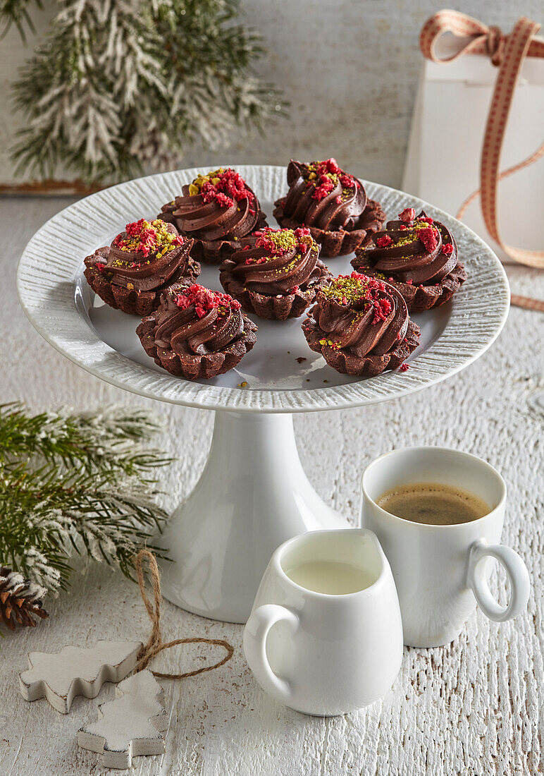 Weihnachtstörtchen mit Schokoladencreme und getrockneten Himbeeren