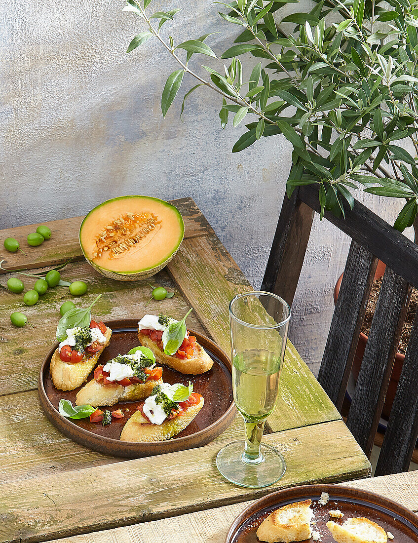 Crostini mit Tomaten, Mozzarella und Basilikum