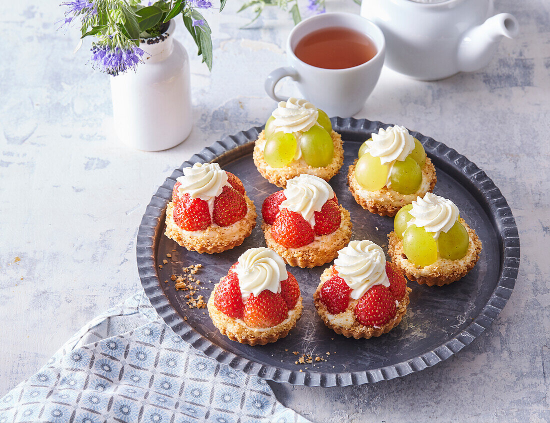 Törbchen with vanilla cream and fresh fruit