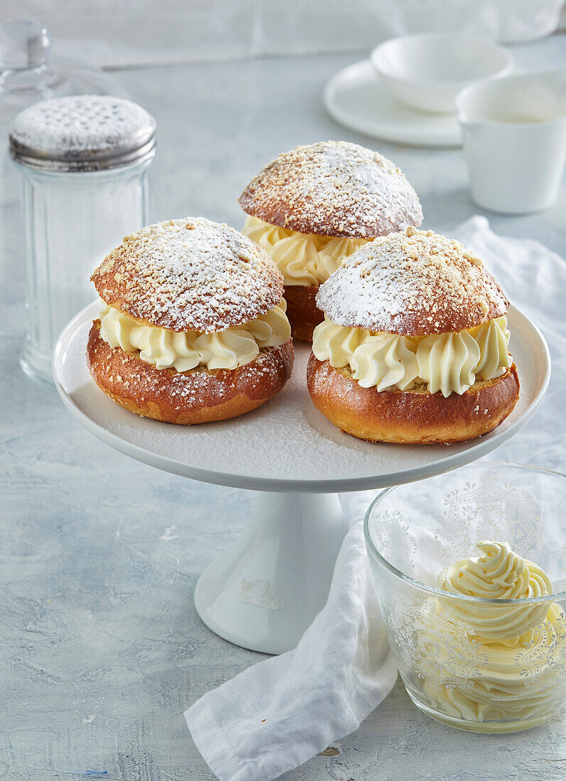 Prague cream tartlets made from yeast dough with nutmeg