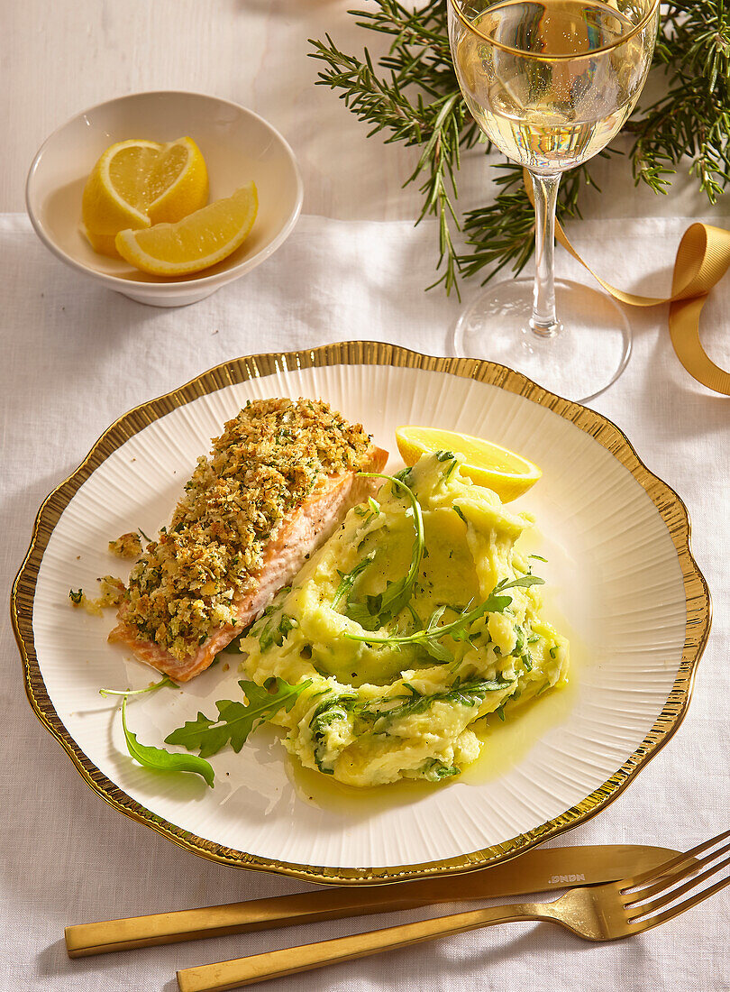 Lachsfilet mit Kräuter-Parmesan-Kruste und Kartoffel-Rucola-Püree