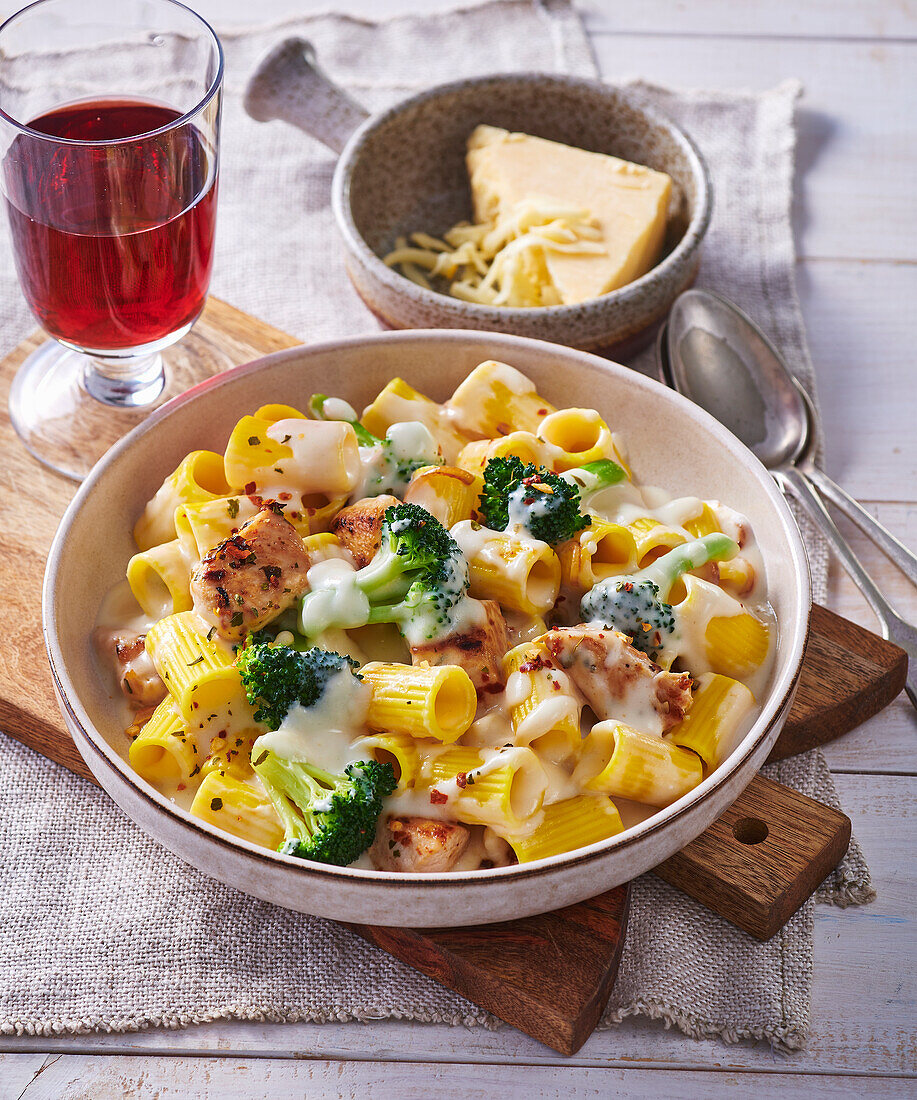 Pasta mit gegrilltem Hähnchen, Brokkoli und Béchamelsauce