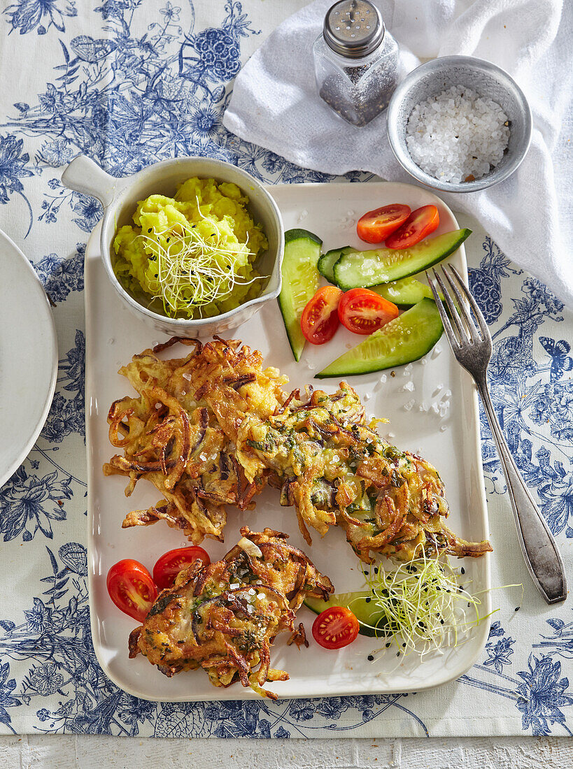 Frittierte Schweineschnitzel mit Zwiebeln und Petersilie