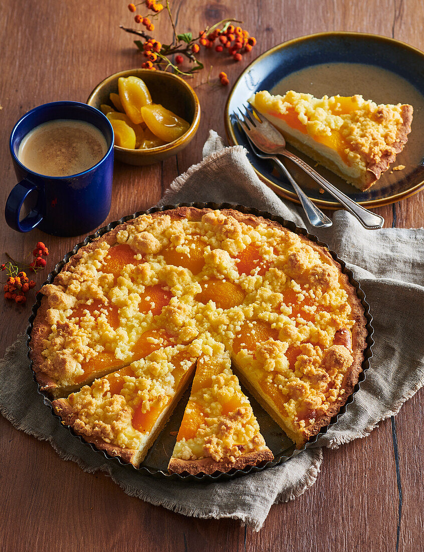 Kartoffelteig-Kuchen mit Aprikosen und Streuseln