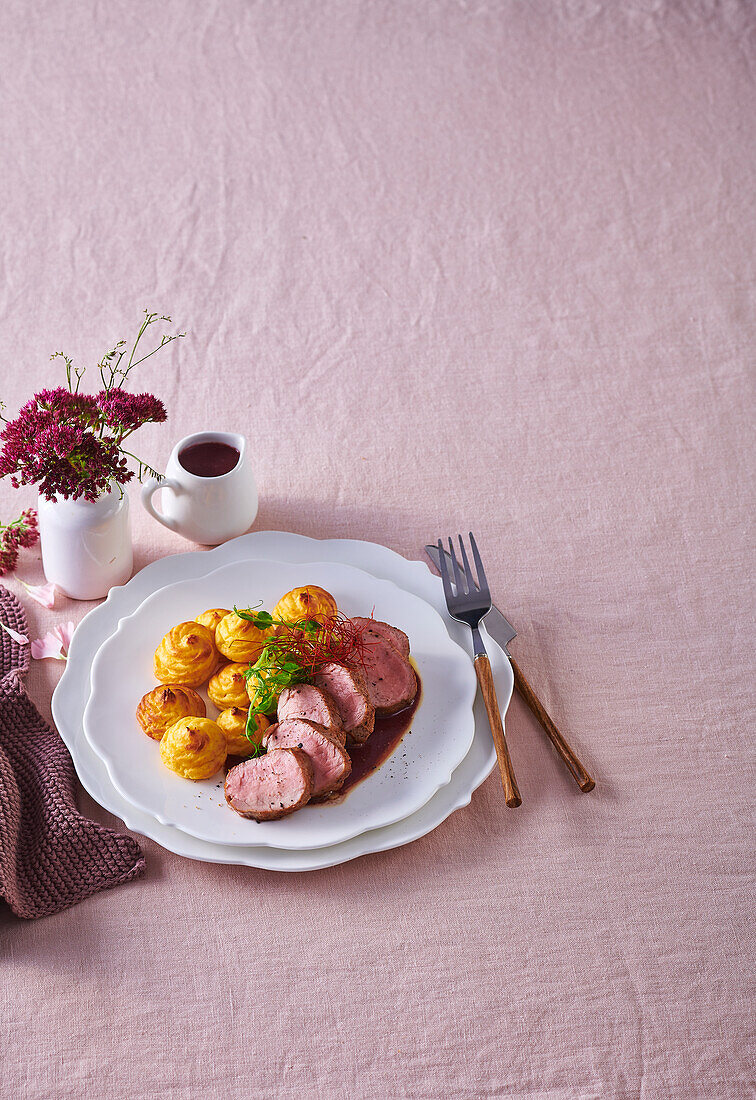 Schweinefilet mit Rotweinsauce und Herzoginkartoffeln