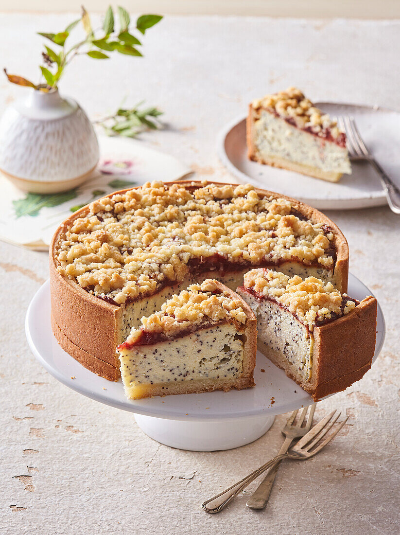 Mohn-Käsekuchen mit Kirschmarmelade und Streuseln