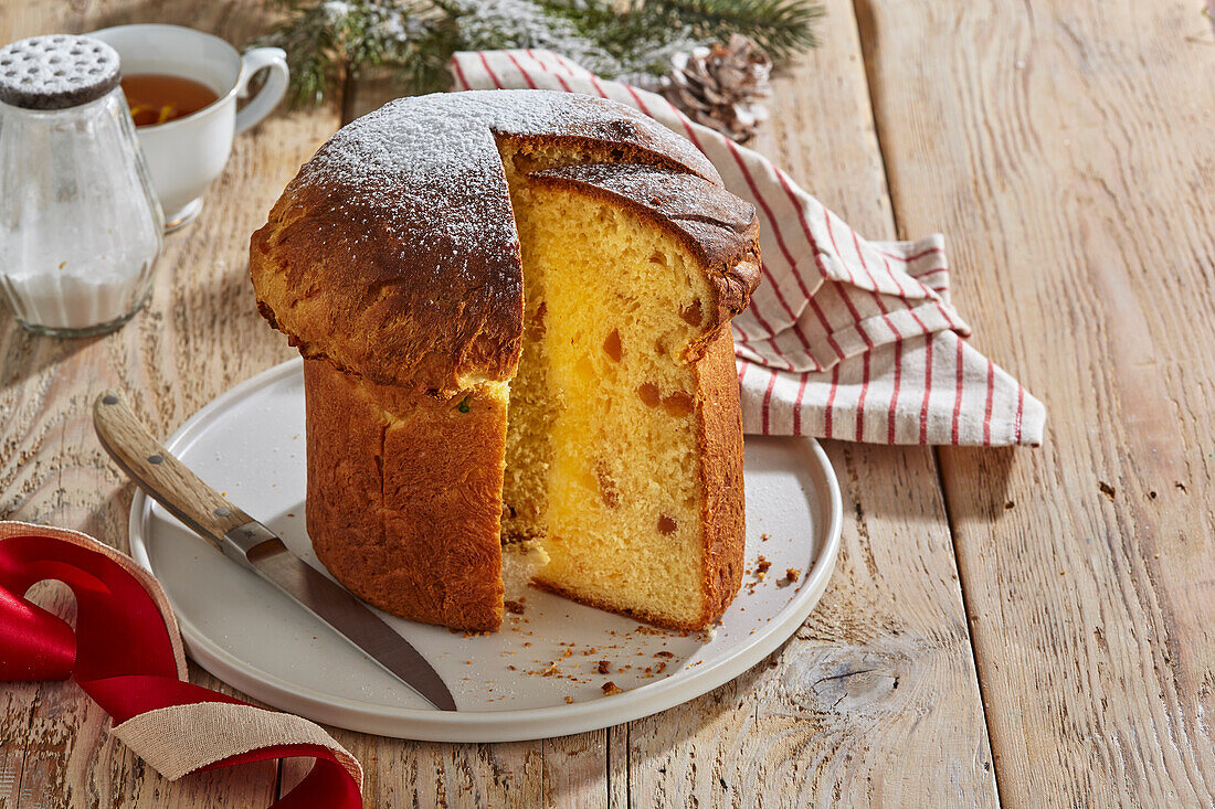 Panettone mit kandierten Früchten und Puderzucker