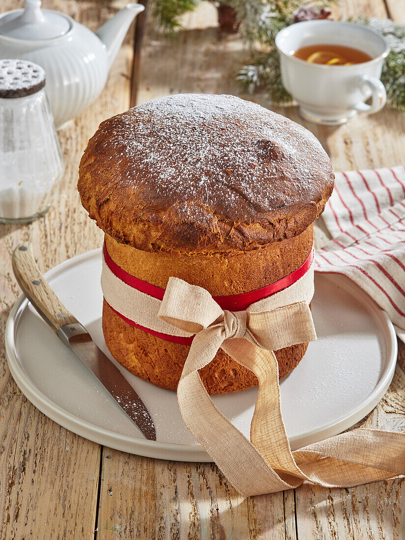 Panettone mit kandierten Früchten und Puderzucker