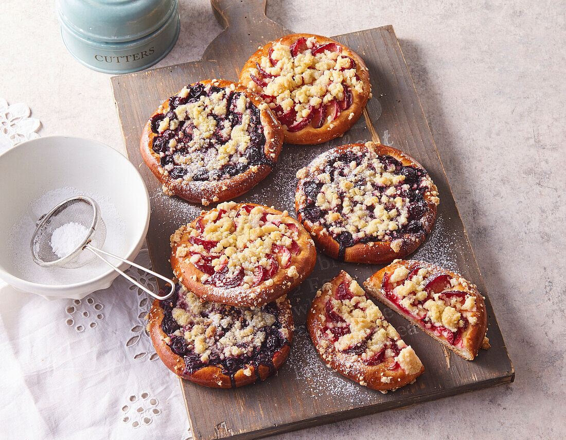 Runde Hefeteigkuchen mit Pflaumen und Streuseln