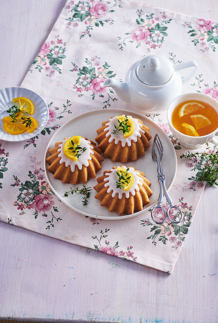 Mini-Bananen-Gugelhupfe mit Zitronenglasur und Thymian