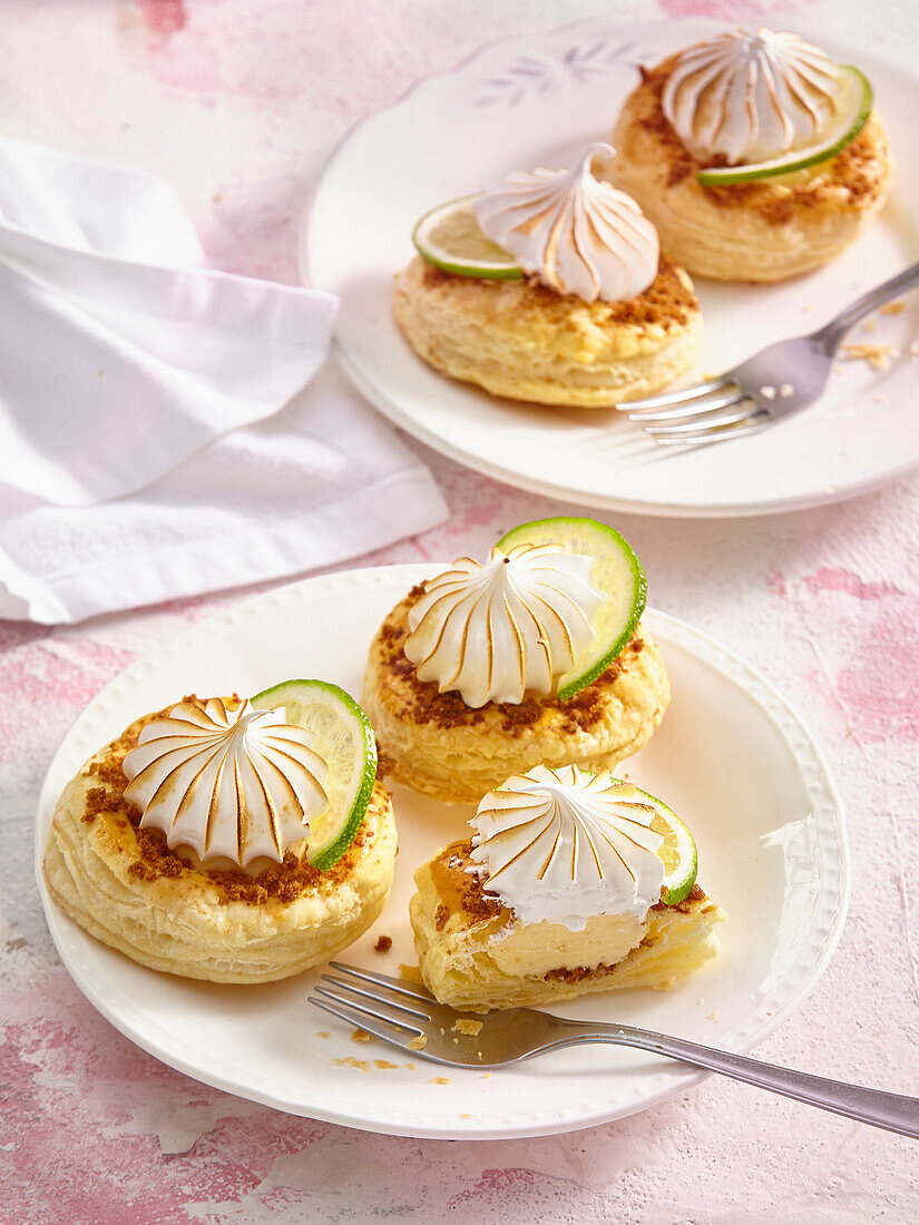 Puff pastry tartlets with lime cream and meringue topping