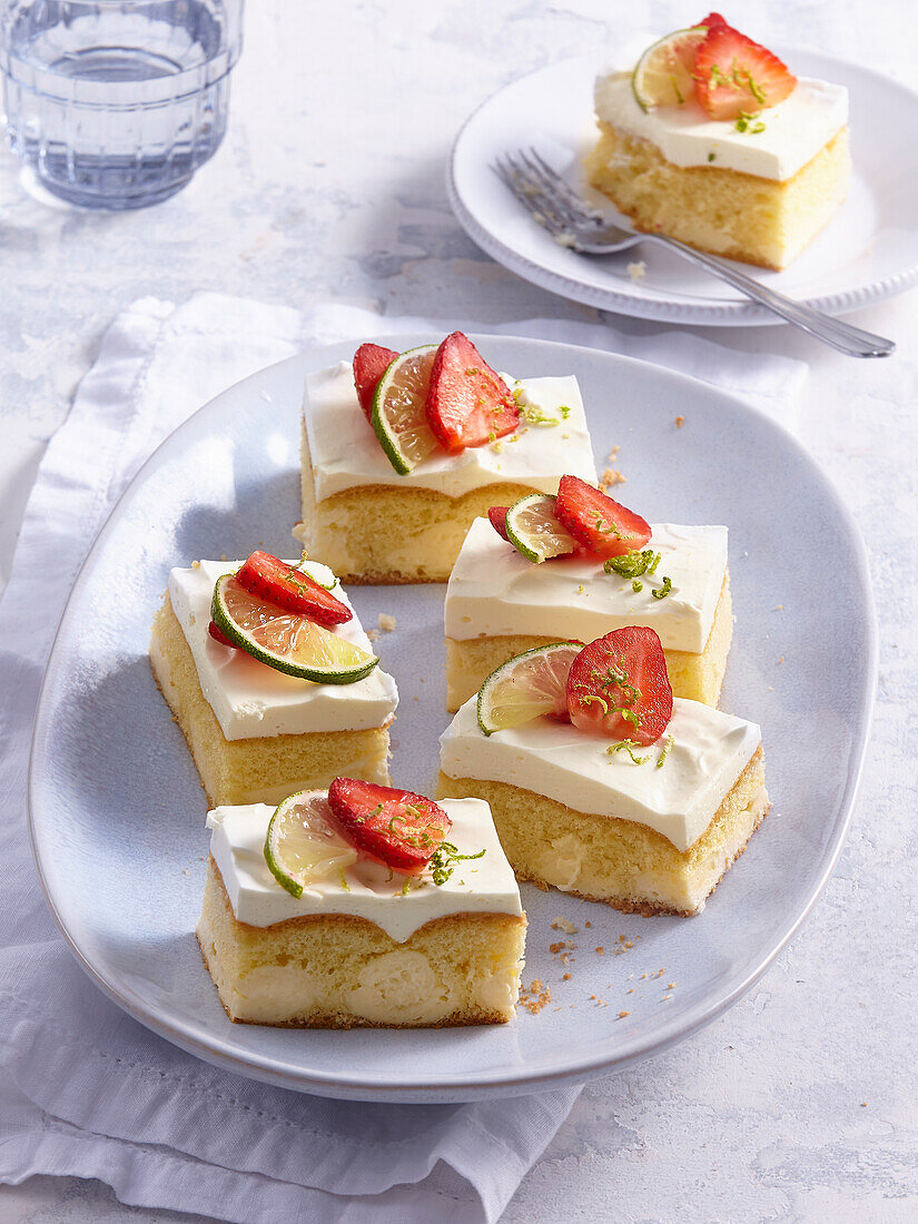 Kuchenschnitte mit Limetten und Erdbeeren