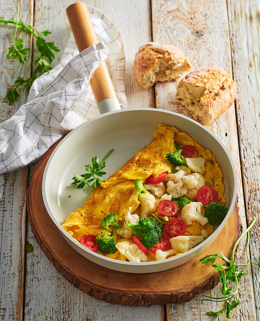 Omelett mit Tomaten, Brokkoli und Blumenkohl