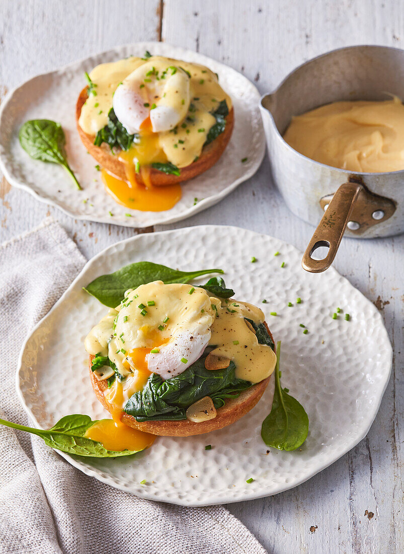 Eggs Florentine on toast with spinach and hollandaise sauce