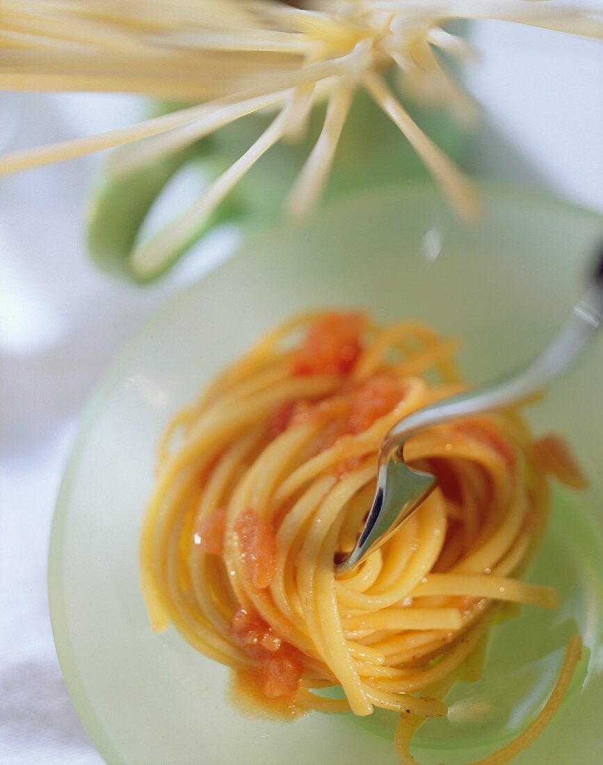 Linguine al pomodoro (Nudeln mit Tomatensauce, Italien)