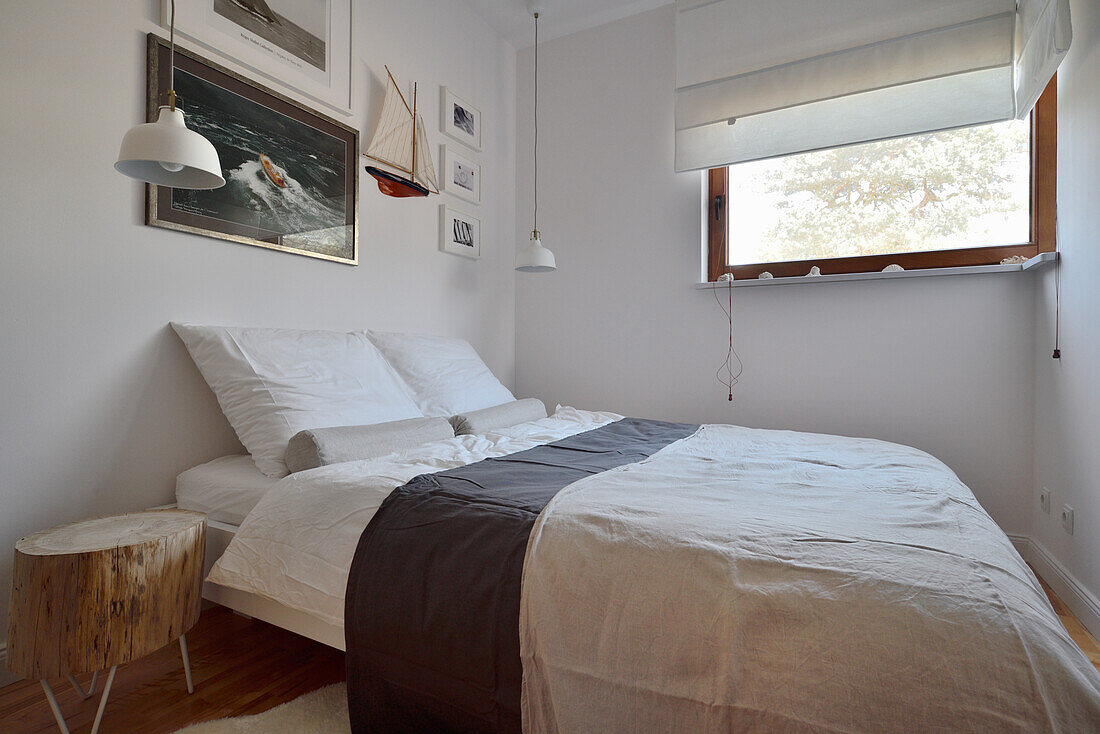 Bedroom with maritime decoration and photo art on the wall