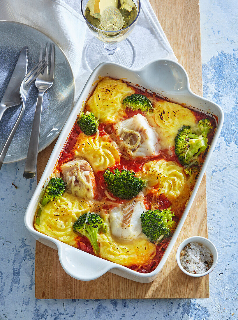 Cod fillet au gratin with mashed potatoes and broccoli