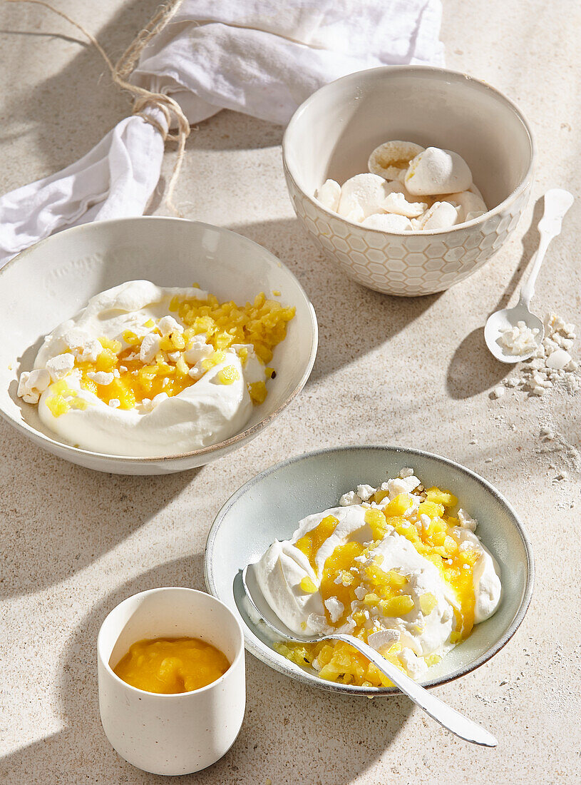 Griechischer Joghurt mit Ananas, Mango und Baiser